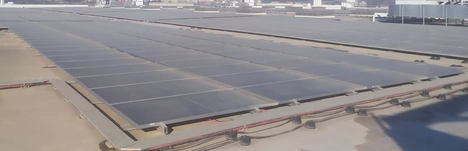Placas solares en una cubierta plana