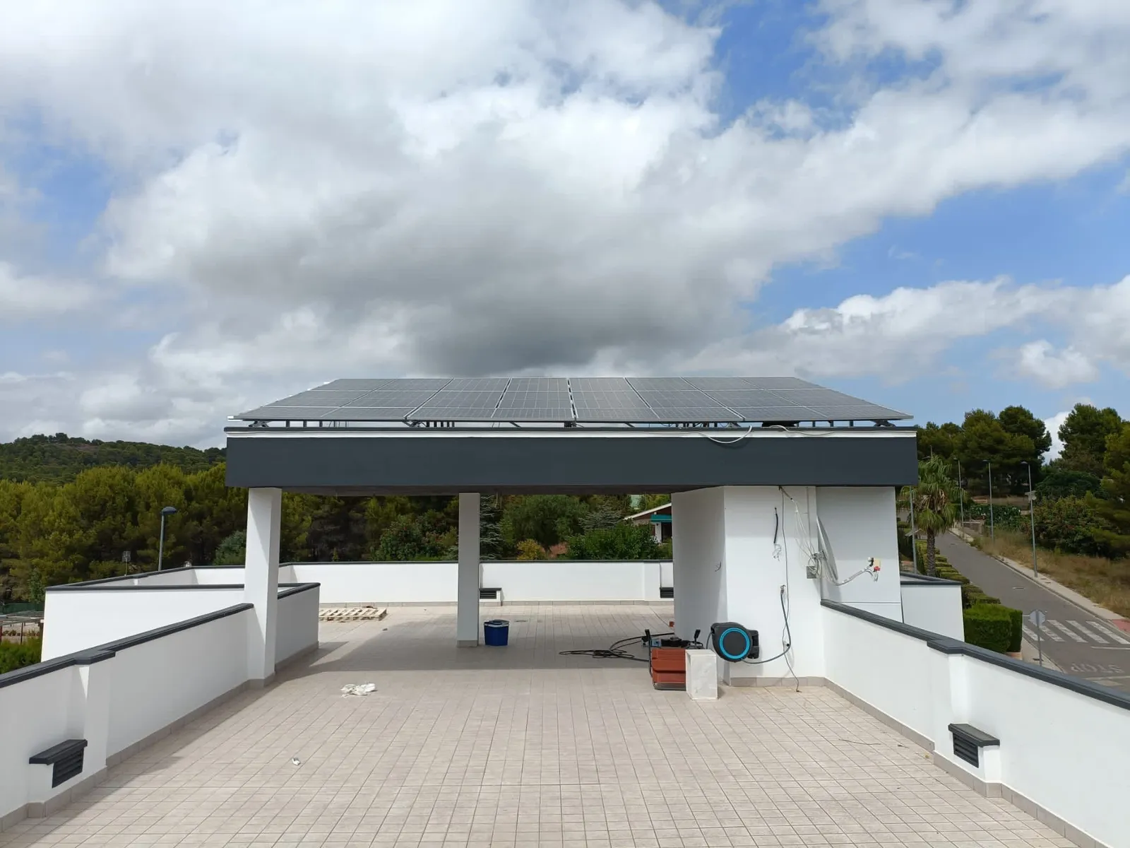 Pérgola fotovoltaica en una azotea