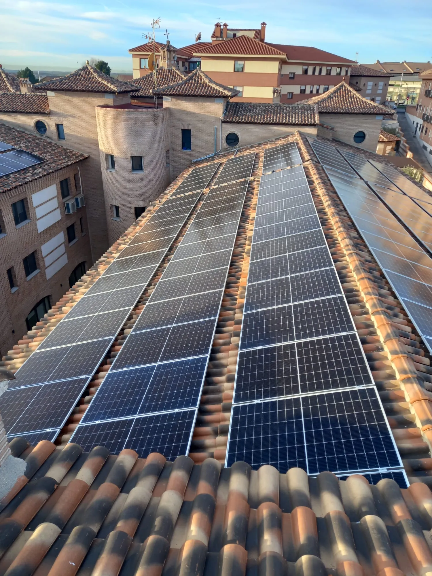 Placas solares en tejado de un edificio de viviendas