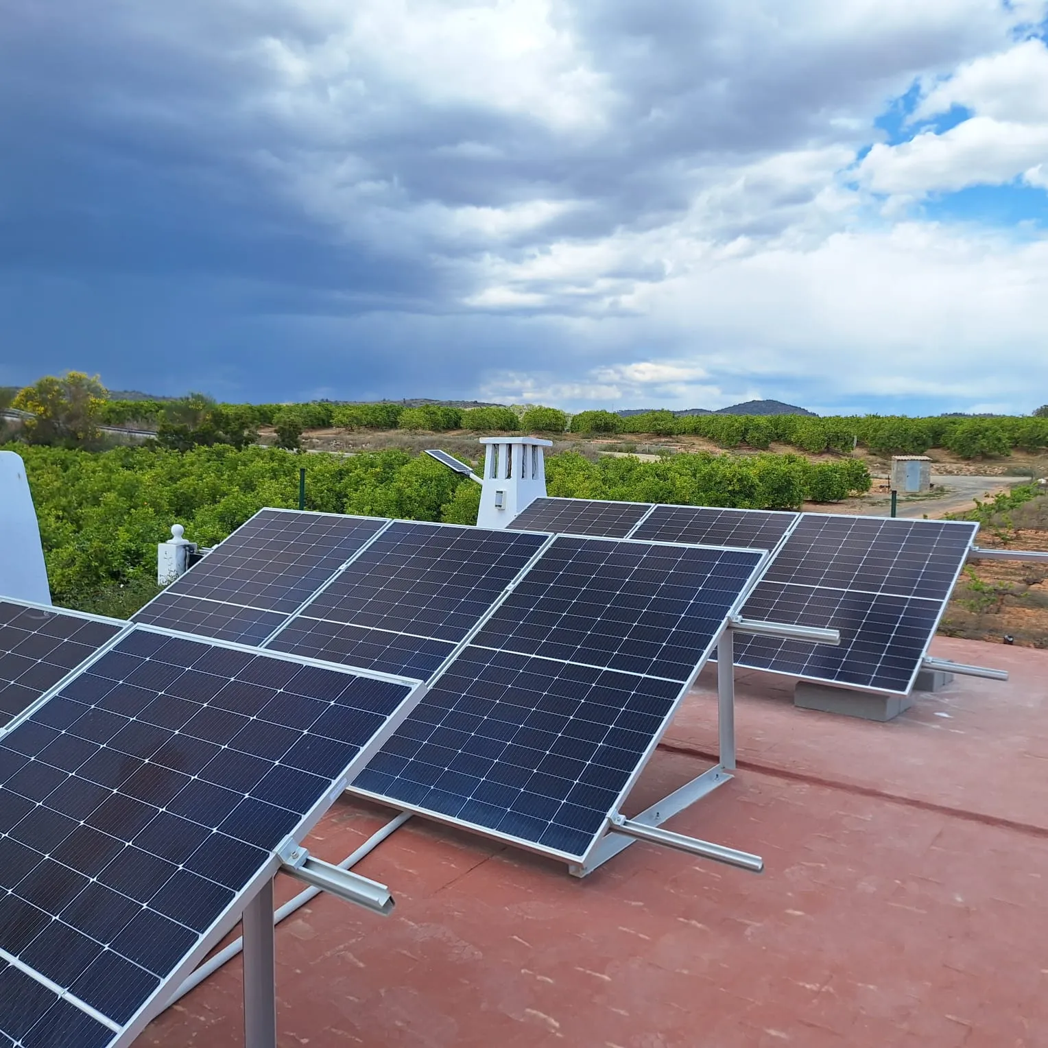 Placas solares sobre estructura inclinada en una terraza
